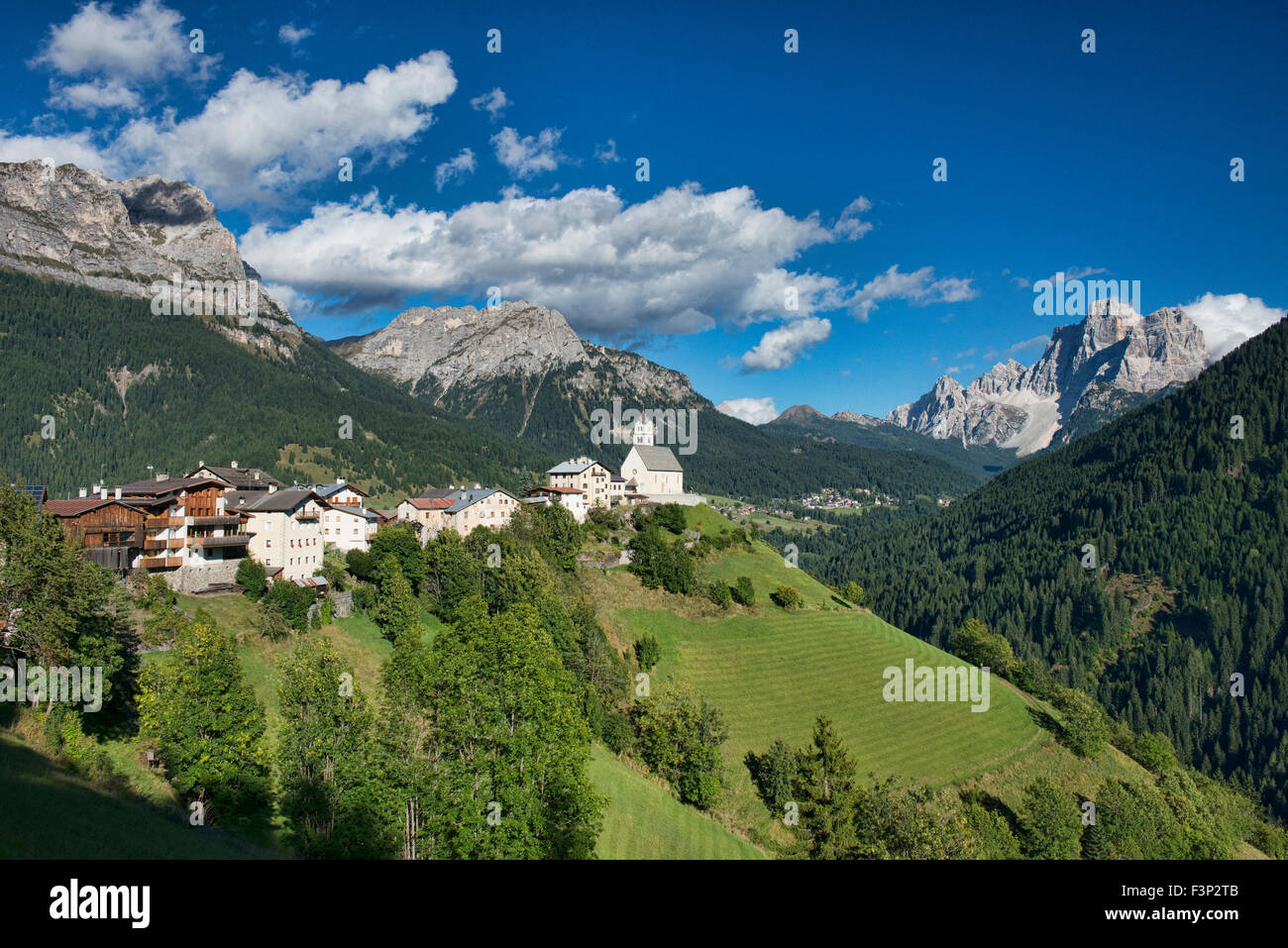 Il suggestivo borgo di Colle Santa Lucia nelle Dolomiti, Italia Foto Stock