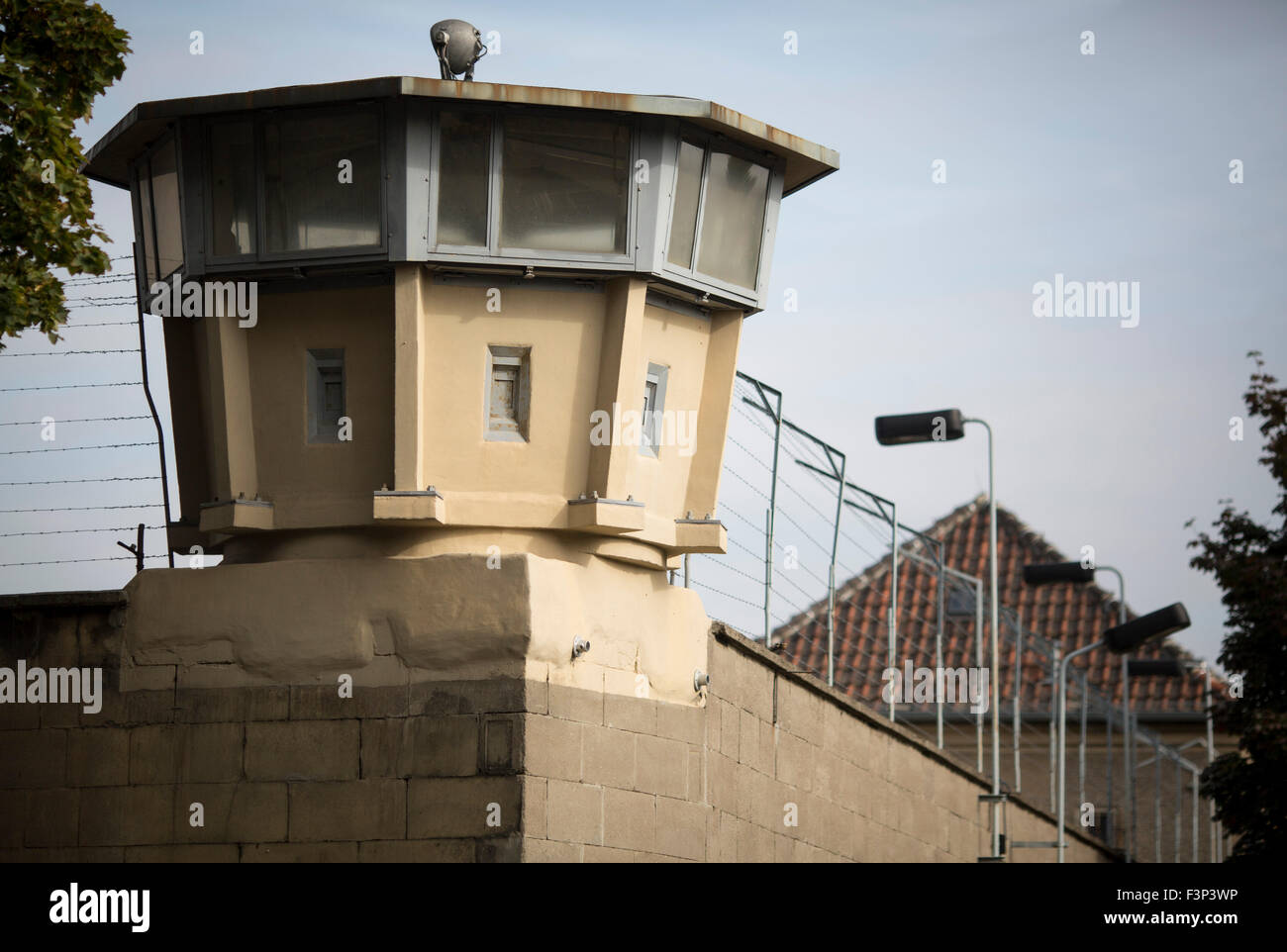 Una foto a partire dal 9 ottobre 2015 mostra una torre di vedetta della ex Stasi-exmamination nel carcere Berlin-Hohenschoenhausen, Germania. Tours di ex carcere di celle e camere di interrogazione sono stati fatti anche per le persone cieche e ipovedenti possono avere un'idea della vita quotidiana dei prigionieri. È possibile elementi quali chiavi o cucchiaio di alluminio essere sentiti, detto il memorial. Foto: KAY NIETFELD/dpa Foto Stock