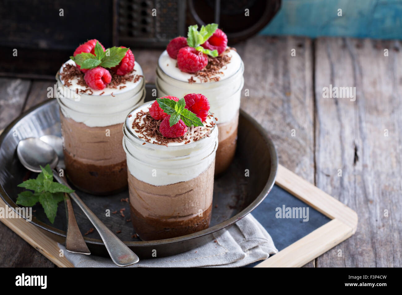 Tre mousse al cioccolato dessert in vasetti di vetro Foto Stock