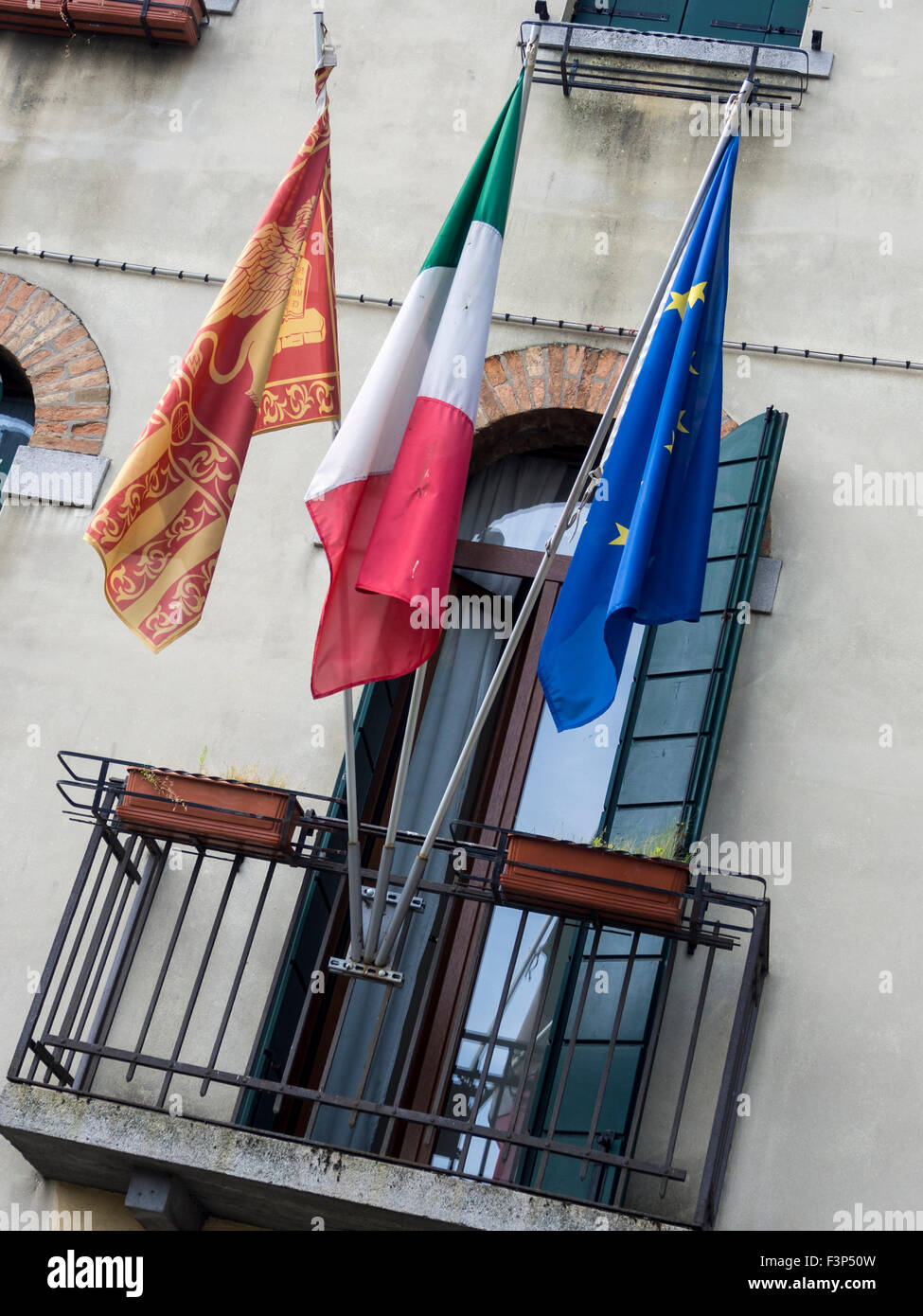 VENEZIA, ITALIA - 05 MAGGIO 2015: Le bandiere di Venezia, Italia e Unione europea sul balcone Foto Stock