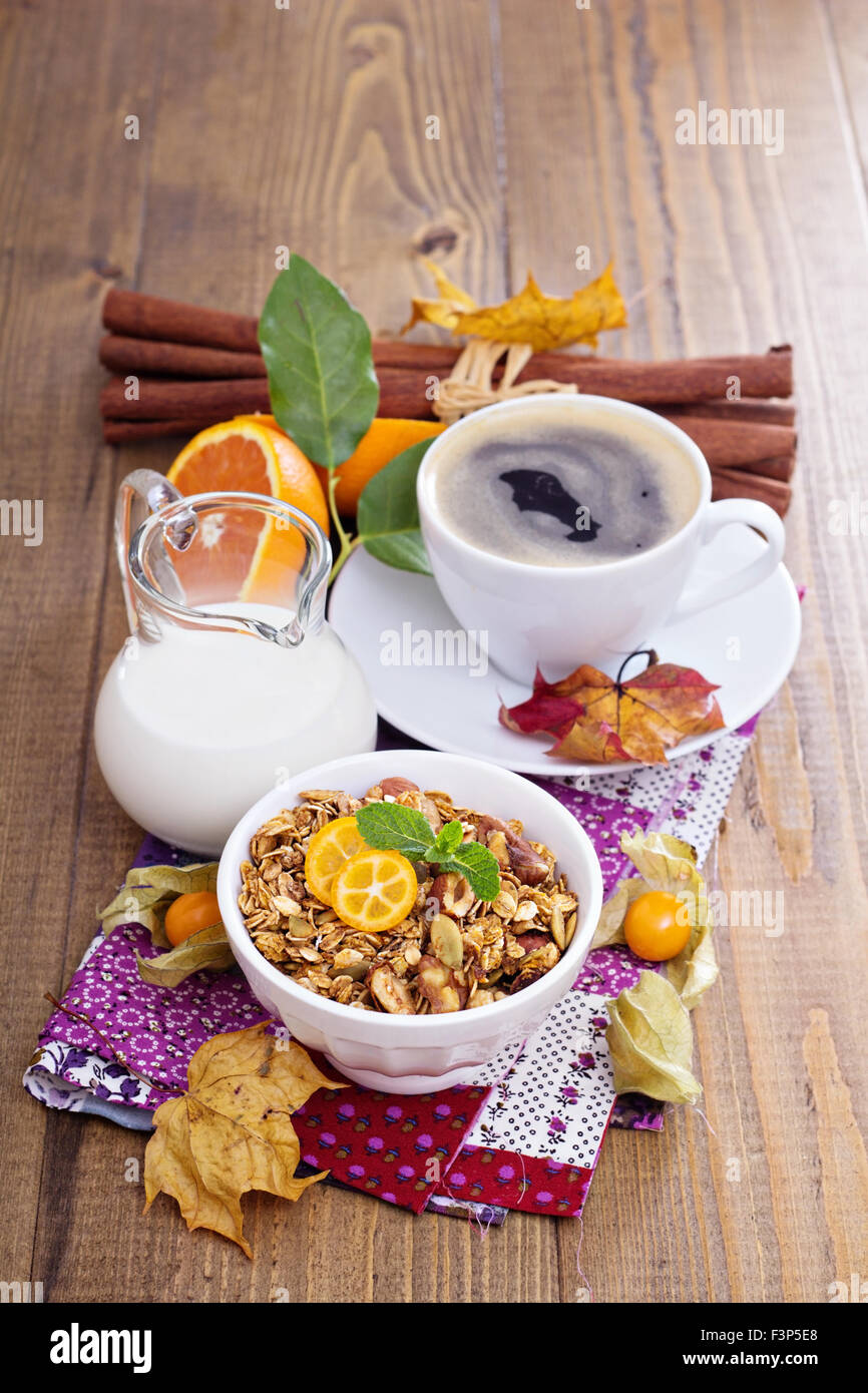 Zucca di muesli colazione con latte e caffè Foto Stock