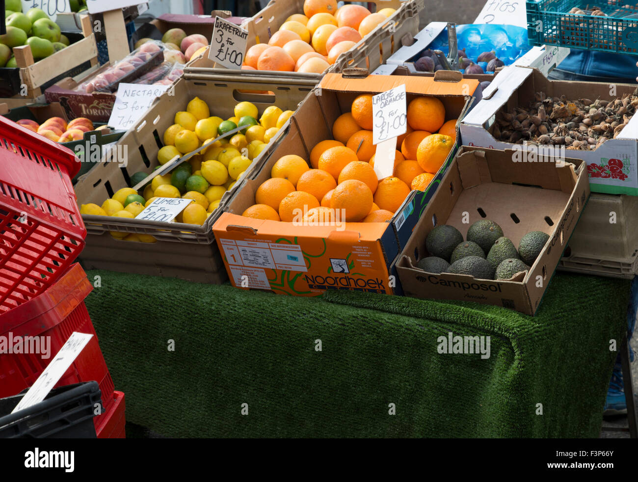 Locali di stallo del mercato per la vendita di frutta Foto Stock