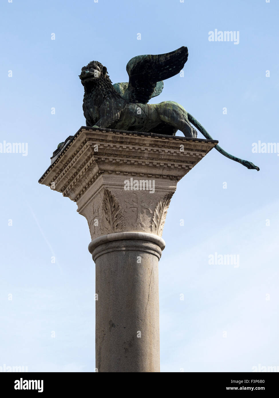 VENEZIA, ITALIA - 05 MAGGIO 2015: Il Leone di Venezia - scultura di leone alare sulla colonna di Piazza San Marco Foto Stock