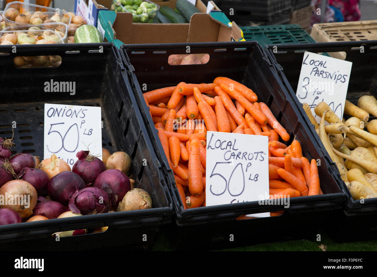 Mercato locale di vendita di stallo di verdure Foto Stock