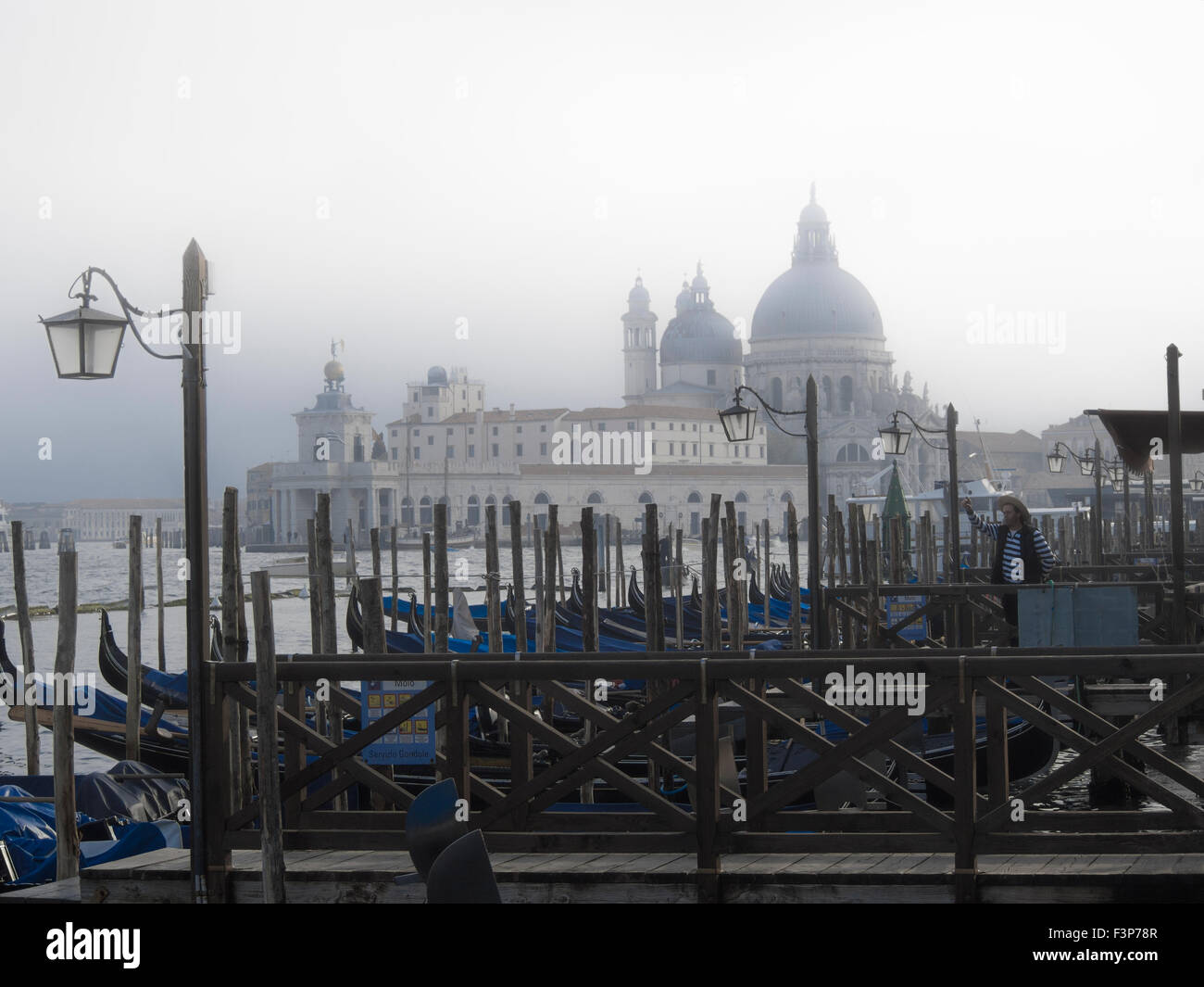 VENEZIA, ITALIA - 05 MAGGIO 2015: Gondola parcheggiata sul Canal Grande, con sullo sfondo la Basilica di Santa Maria della Salute, Venezia Foto Stock