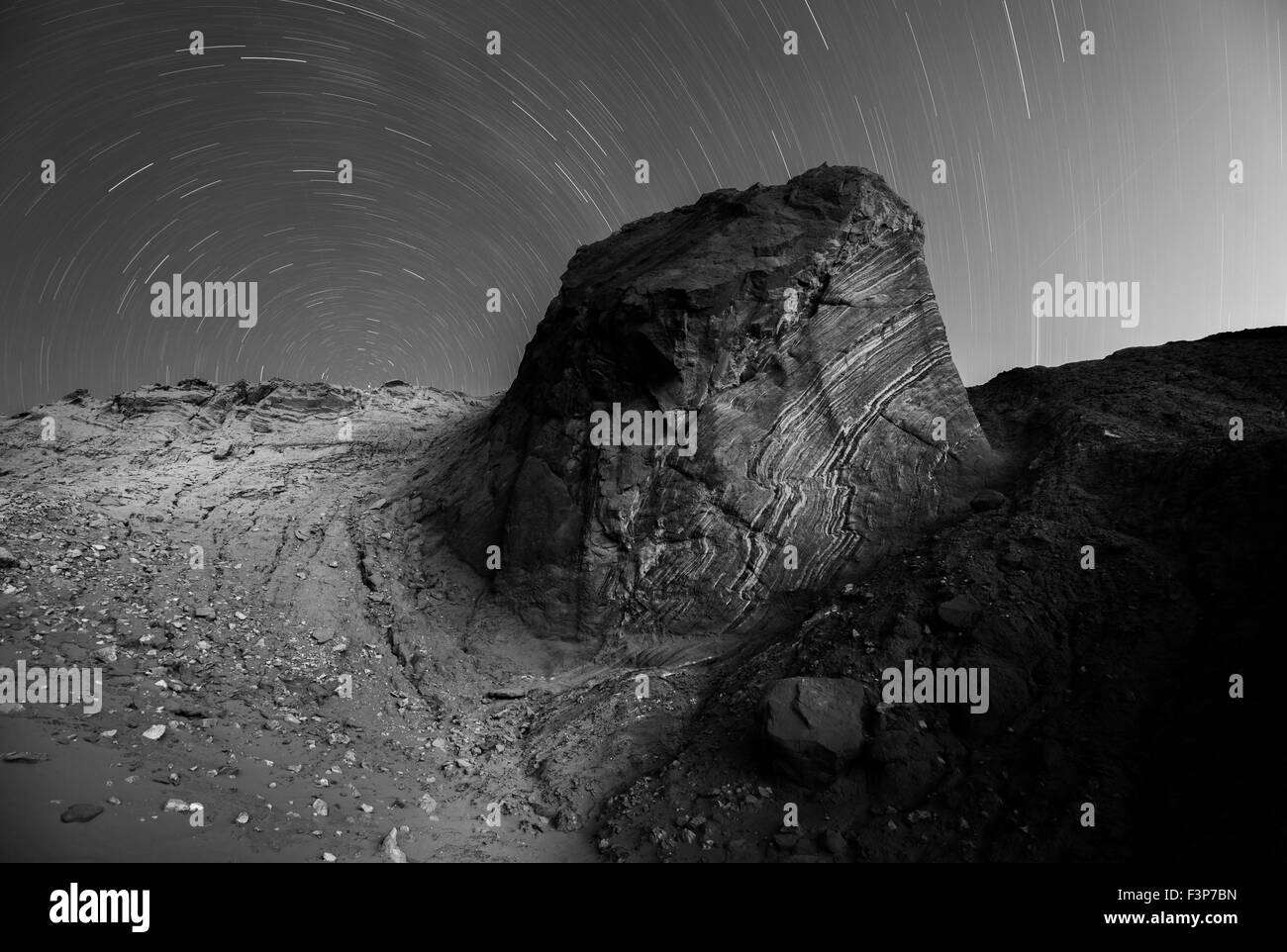 Deserto scena con tracce stellari e pietra arenaria rock formazione Foto Stock