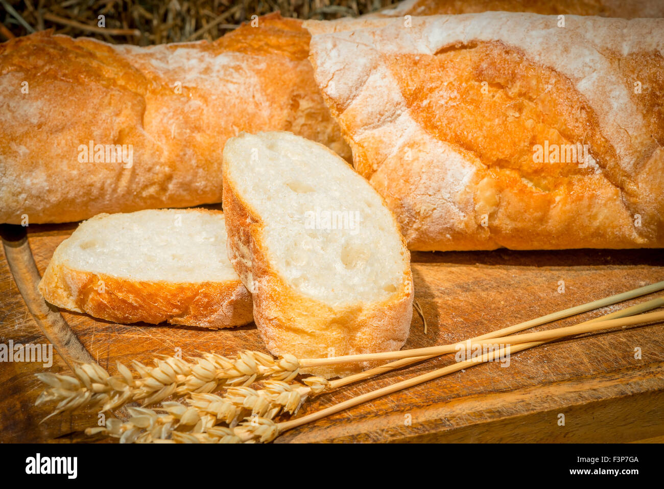 Fette di pane di grano rustico artigianale ancora vita Foto Stock