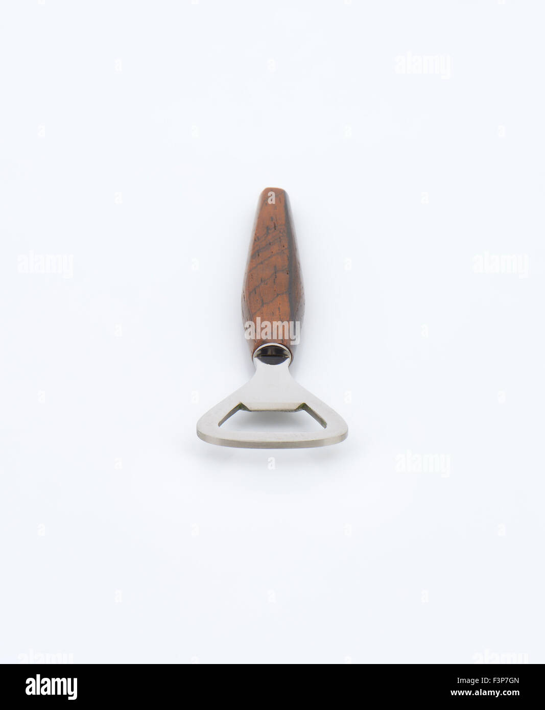 Apribottiglie con manico in legno su sfondo bianco Foto Stock