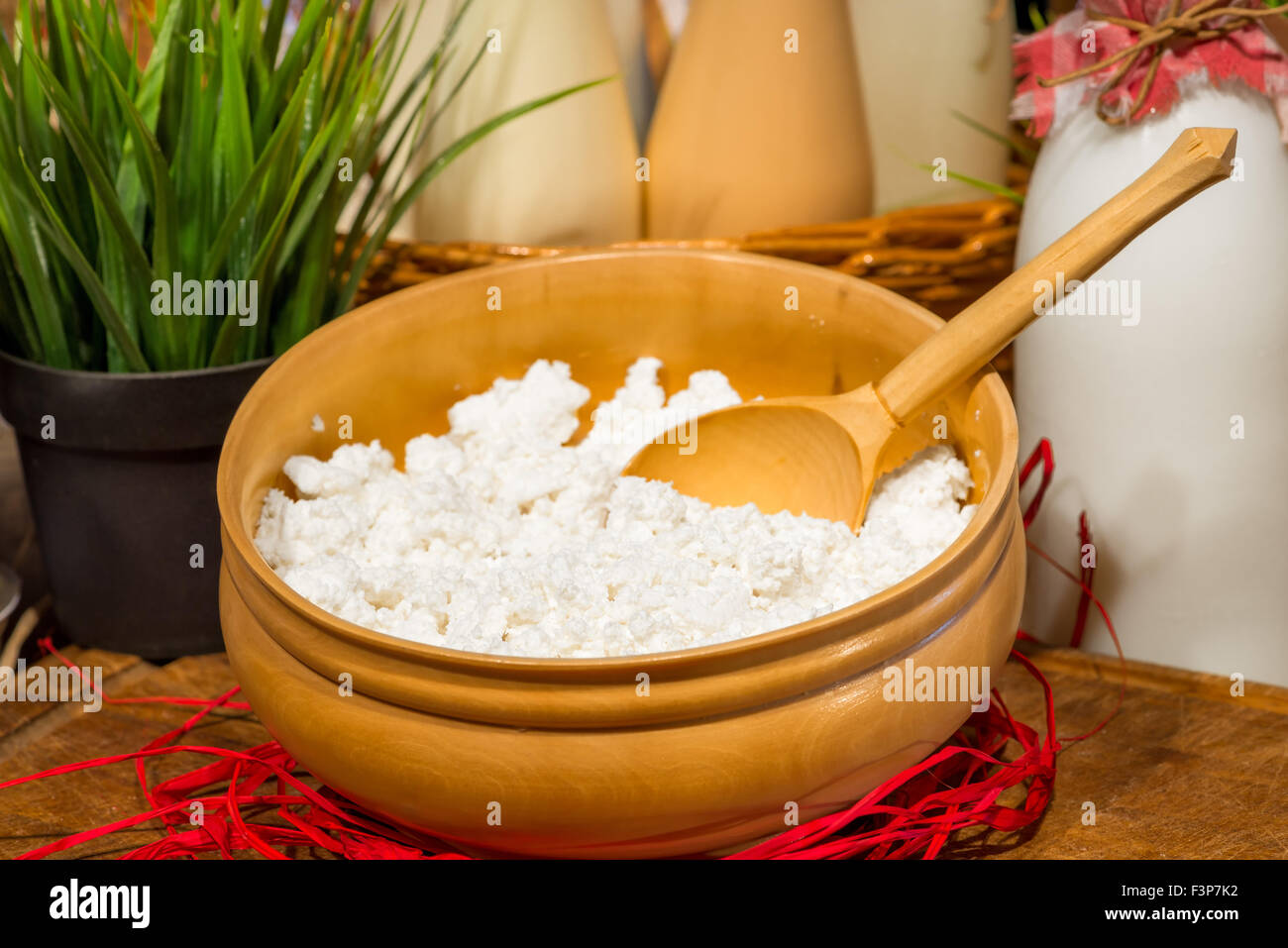Una piastra di fatti in casa a base di formaggio di close-up sul tavolo Foto Stock