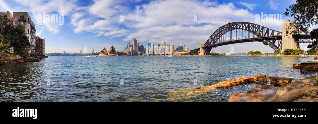 La città di Sydney panorama da Milsons Point in tutta Harbour su una soleggiata giornata estiva con grattacieli e ponte Foto Stock