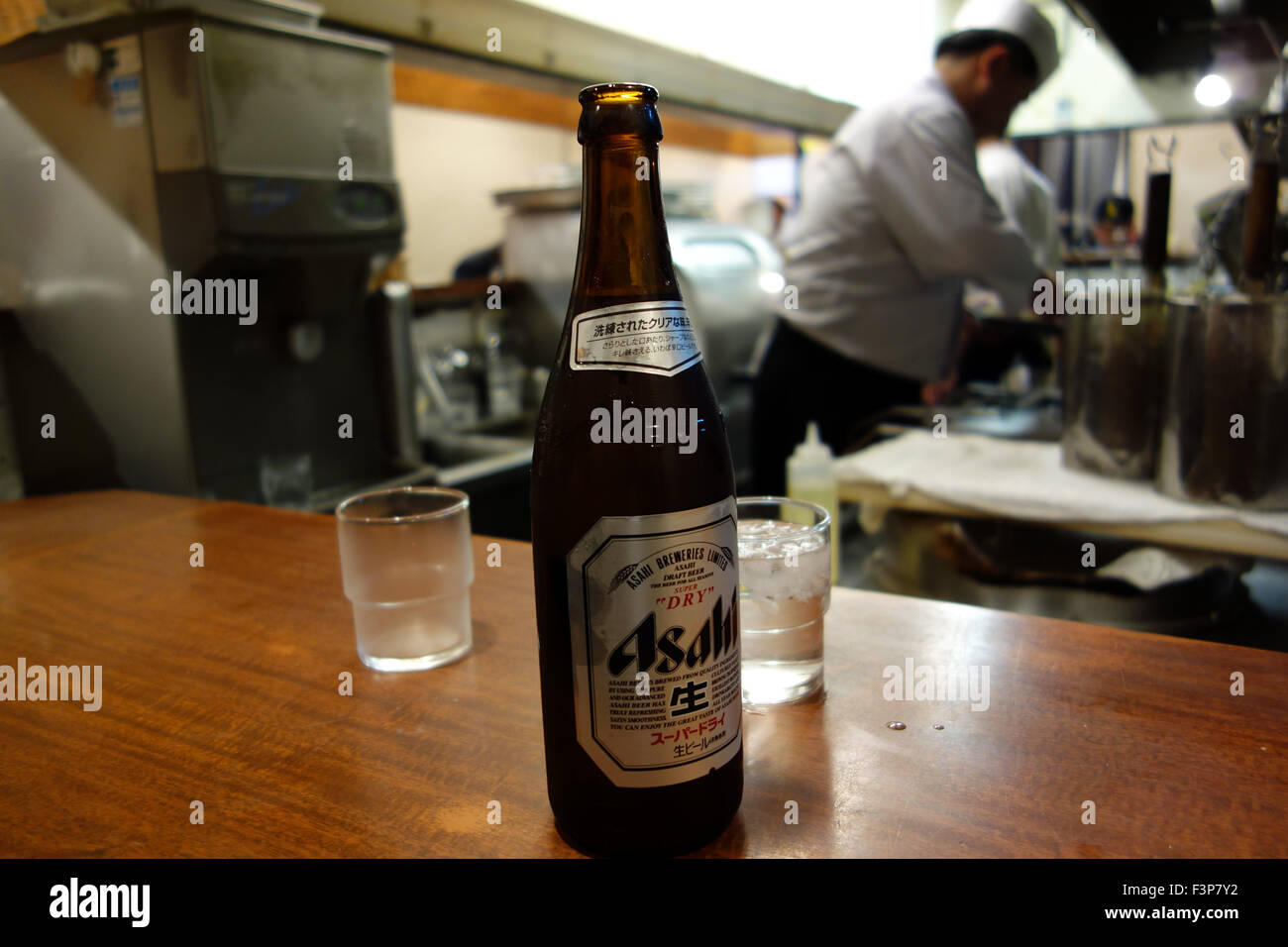 Bottiglia di giapponese Asahi la birra in un ristorante a Tokyo in Giappone Foto Stock