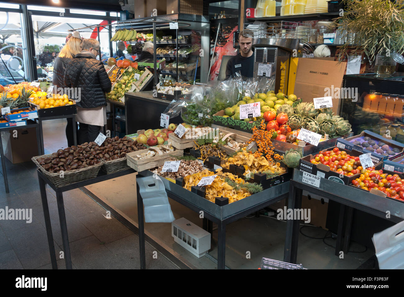 Frutta, verdure, funghi, ecc Il mercato dei prodotti freschi a Torvehallerne, il coperto mercato alimentare a Israels Plads, Copenaghen Foto Stock