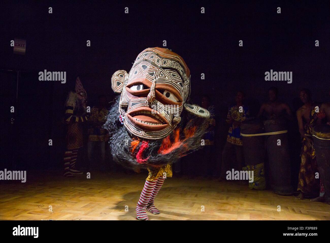 Pechino, Cina. 9 Ott, 2015. La popolazione dello Zimbabwe eseguire Makishi tradizionale danza del vecchio teatro reciproco ad Harare il 9 ottobre, 2015. Danza Makishi, originariamente eseguita alla fine di un esercizio annuale di rito di iniziazione per i ragazzi di età compresa tra otto e dodici nelle zone rurali dello Zimbabwe e Zambia, è particolarmente noto per coinvolgere splendidamente dipinte di maschere che rappresentano diversi caratteri spirituale. © Xu Lingui/Xinhua/Alamy Live News Foto Stock