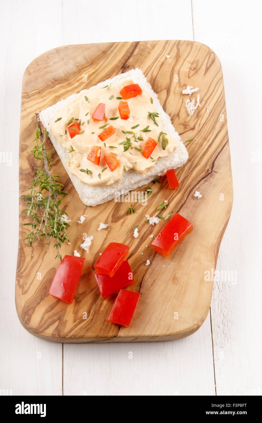 Peperone rosso formaggio a pasta morbida con timo su pane Foto Stock