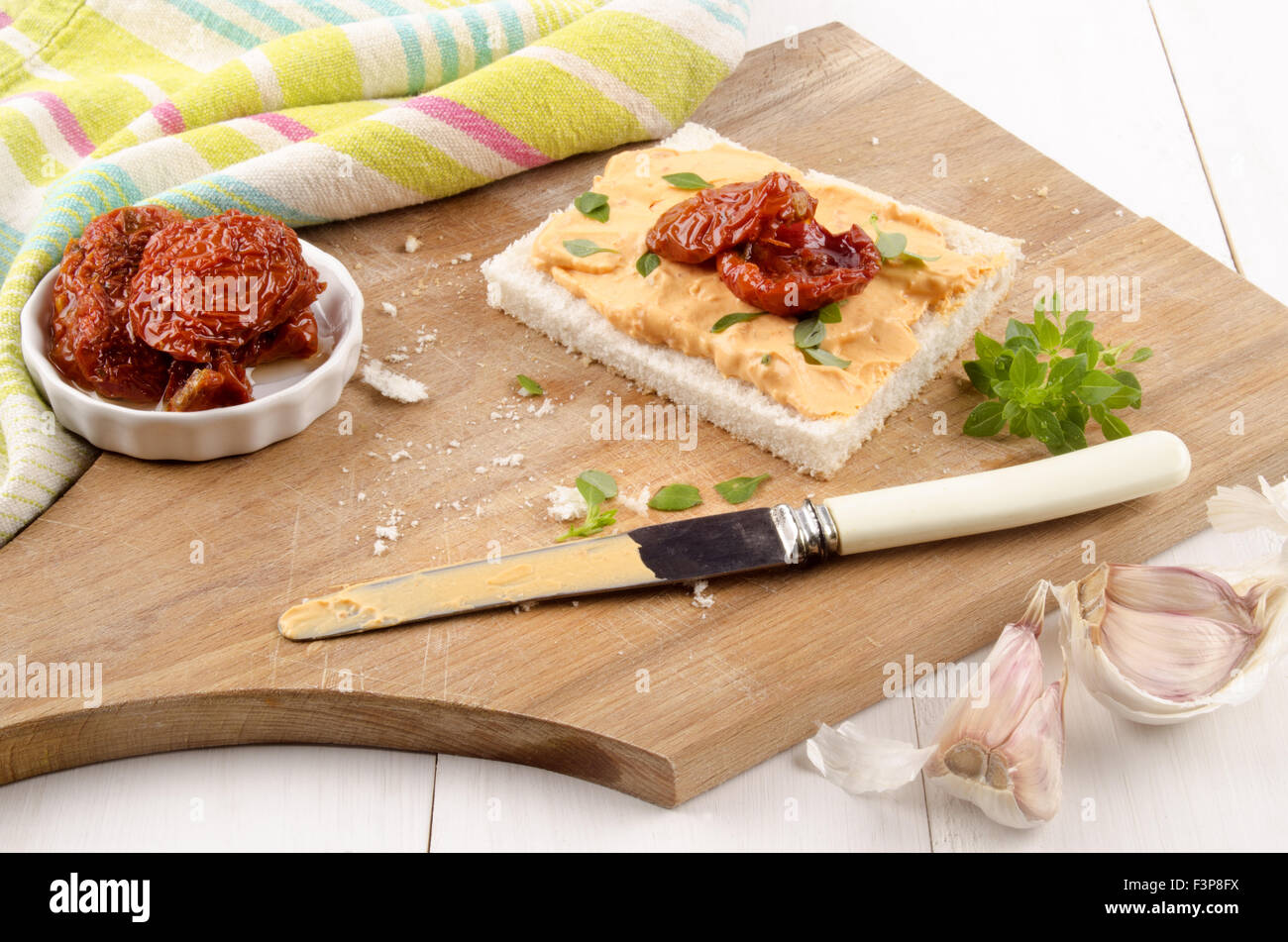 Mediterraneo formaggio morbido con pomodori secchi e basilico dolce Foto Stock