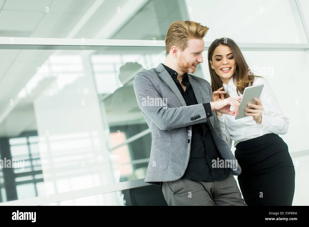 Giovani che lavorano in ufficio Foto Stock