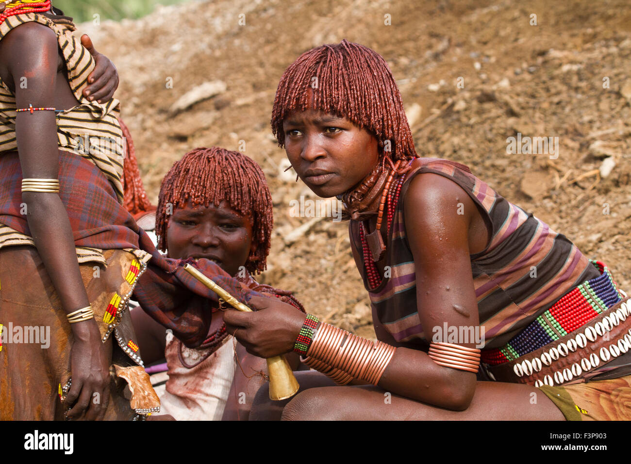 Africa, Etiopia, Omo River Valley Hamer Tribe donna. Il pelo è rivestito con fango ocra e grasso animale Foto Stock