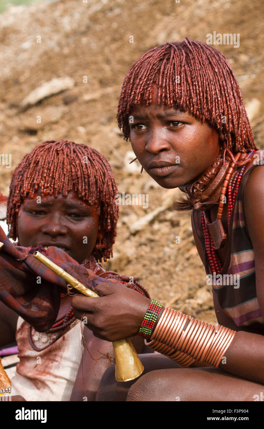 Africa, Etiopia, Omo River Valley Hamer Tribe donna. Il pelo è rivestito con fango ocra e grasso animale Foto Stock