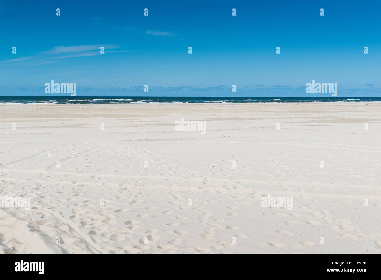 2 luglio 2014 La spiaggia è molto larga a Zandzee Bar a paal 11 a Noordzee Beach. De Zandzeebar bij Paal 11 op het Noord Foto Stock