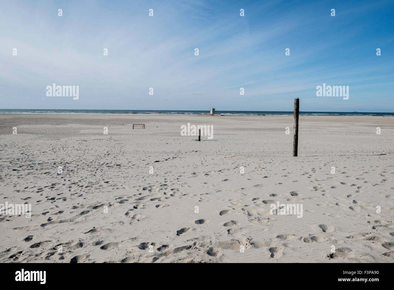 2 luglio 2014 La spiaggia è molto larga a Zandzee Bar a paal 11 a Noordzee Beach. De Zandzeebar bij Paal 11 op het Noord Foto Stock