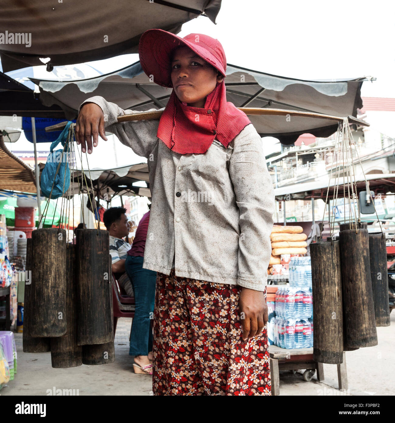 Donne cambogiane di vendita dello zucchero naturale-succo di Palm sul mercato Kampot. Foto Stock