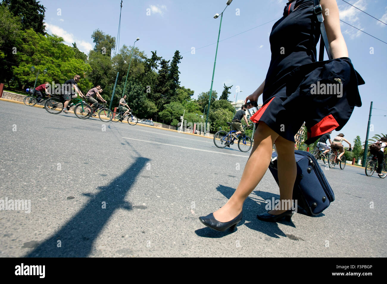Hostess il traino di un passeggino, camminando su strade vuote di Atene,  durante il ciclista greco è un gruppo di pressione annuale marcia di  protesta Foto stock - Alamy