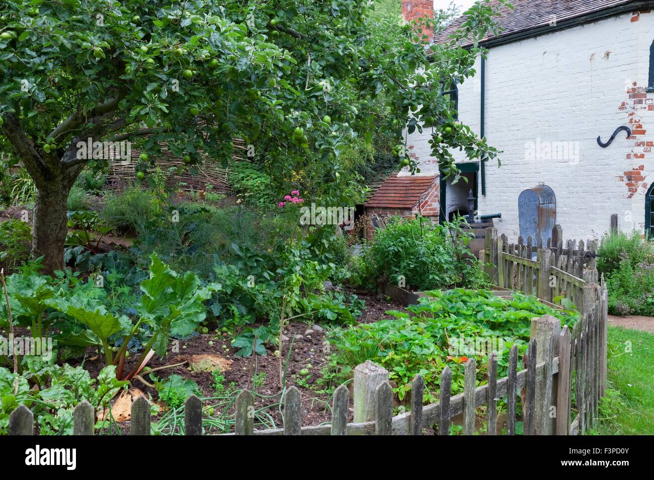 Vecchia casa di pedaggio giardino che mostra orto. Foto Stock