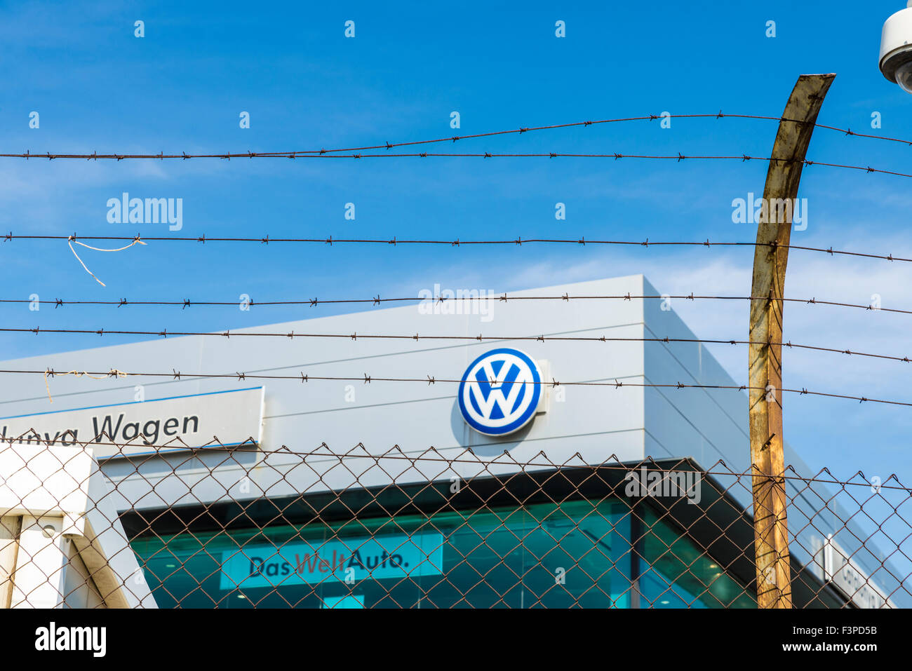 Volkswagen sede in Barcelona protetti da un recinto di sicurezza. Volkswagen è la più grande casa automobilistica tedesca Foto Stock