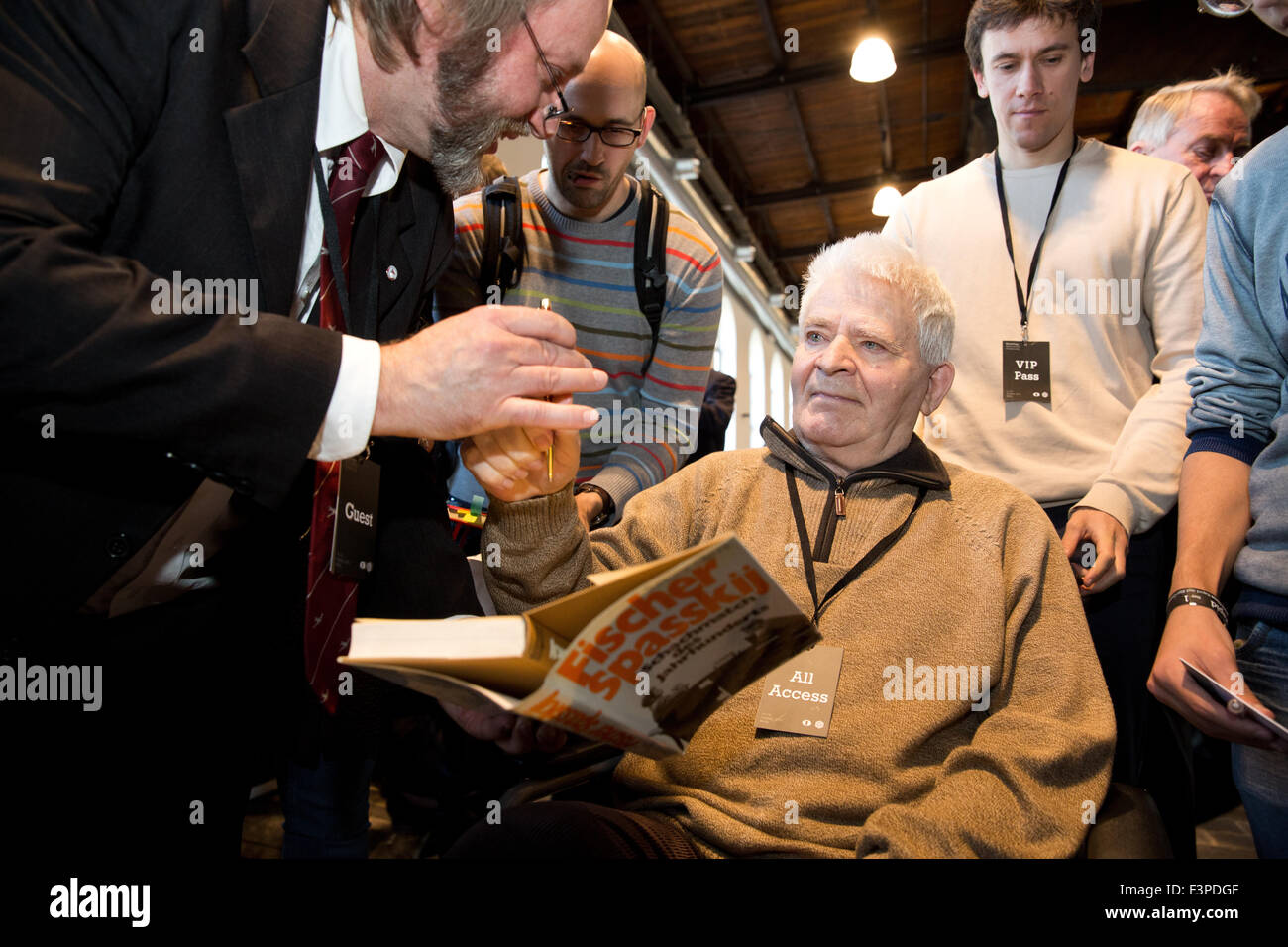 Berlino, Germania. 10 ottobre, 2015. La leggenda di scacchi ed ex campione del mondo di scacchi Boris Vassilevic Spassky firma i suoi autografi all'arrivo come un ospite per il blitz chess campionati del mondo a Berlino, Germania, 10 ottobre 2015. Foto: Joerg Carstensen/dpa/Alamy Live News Foto Stock