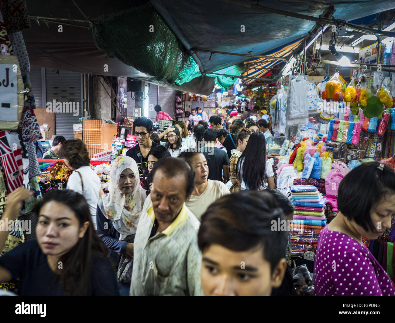 Bangkok, Bangkok, Thailandia. Undicesimo oct, 2015. Gli amanti dello shopping in Saphan Han ottenere sul mercato nell'ultimo giorno di shopping prima che il mercato è chiuso da Bangkok city funzionari. Molti negozi nel mercato sono già chiusi. Venditori ambulanti e mercato illegale i fornitori Saphan Han e Saphan Lek mercati sarà rimosso nelle prossime due settimane come parte di un rinnovamento urbano Progetto coordinato dal Bangkok Metropolitan Administration. Circa 500 fornitori insieme Damrongsathit Bridge, popolarmente noto come Saphan Lek, hanno tempo fino a lunedì, 11 Ottobre a trasferirsi. I fornitori che non spostare saranno sfrattati. Saphan Lek ho Foto Stock