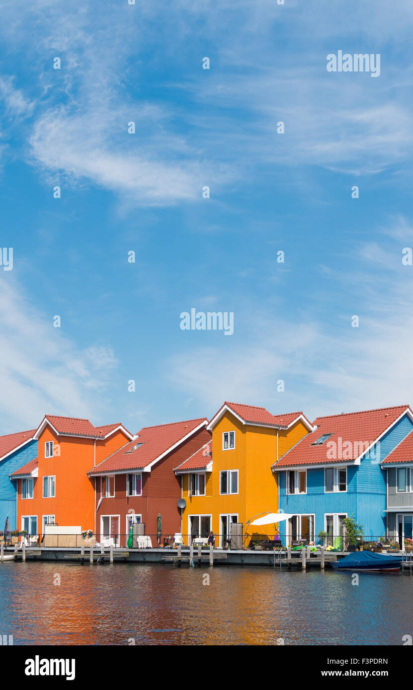Colorate case di legno in Groningen Reitdiep harbour nei Paesi Bassi Foto Stock
