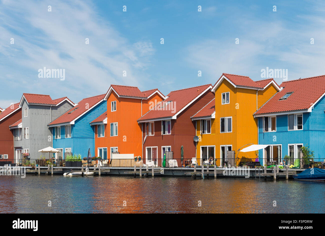 Colorate case di legno in Groningen Reitdiep harbour nei Paesi Bassi Foto Stock