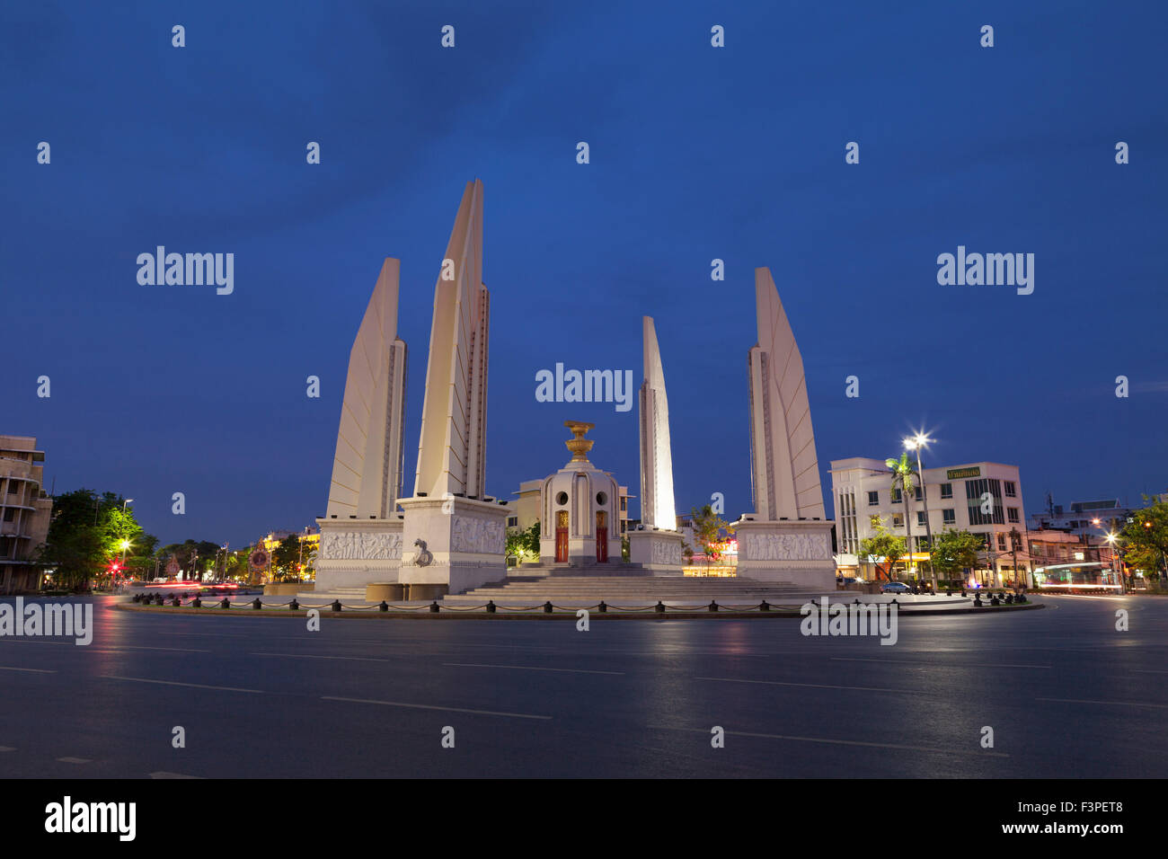 La democrazia è un monumento di notte, Bangkok, Thailandia Foto Stock