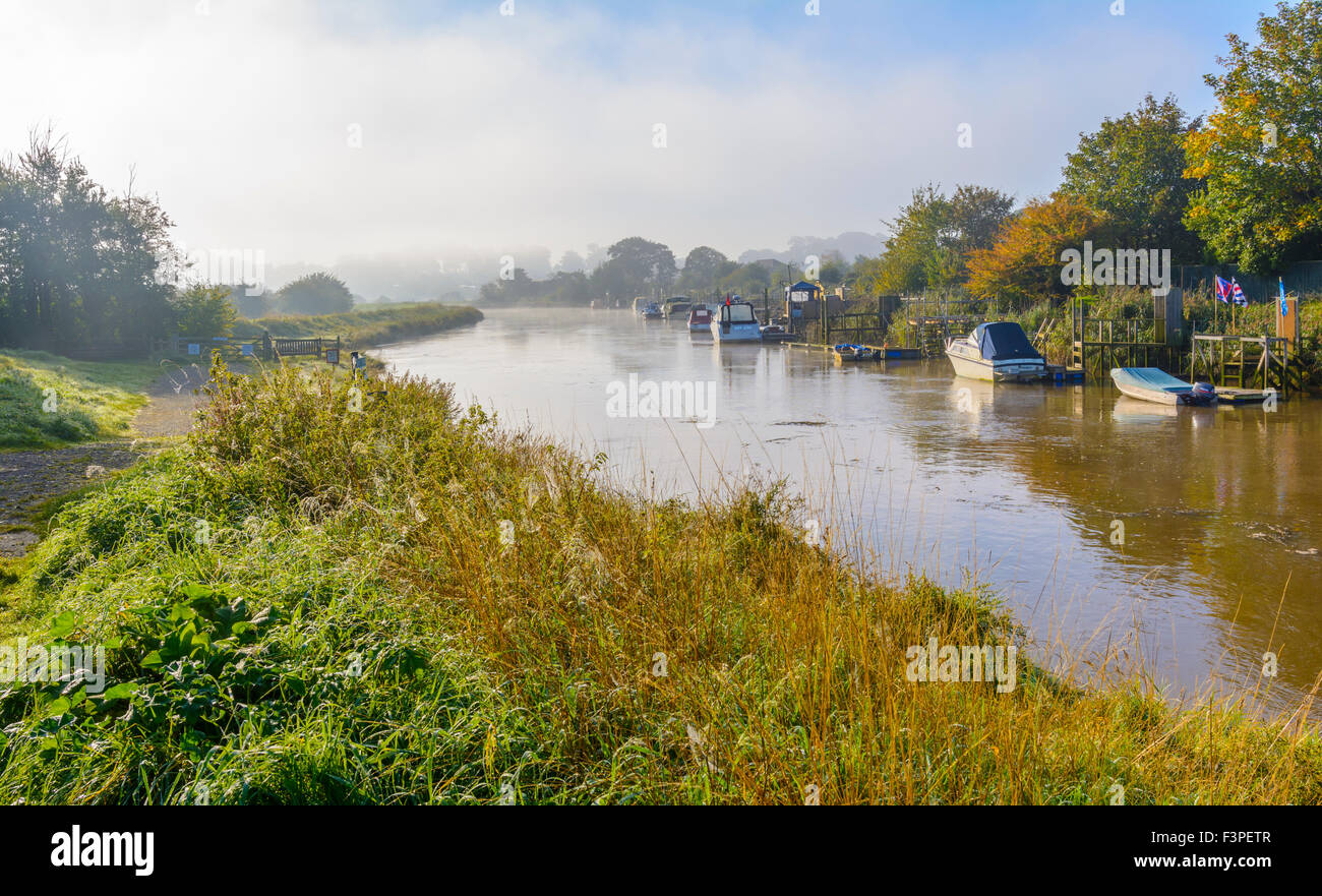 La mattina presto in autunno presso il fiume Arun in Arundel, West Sussex, in Inghilterra, Regno Unito. Paesaggio autunnale e vista sul fiume. Foto Stock