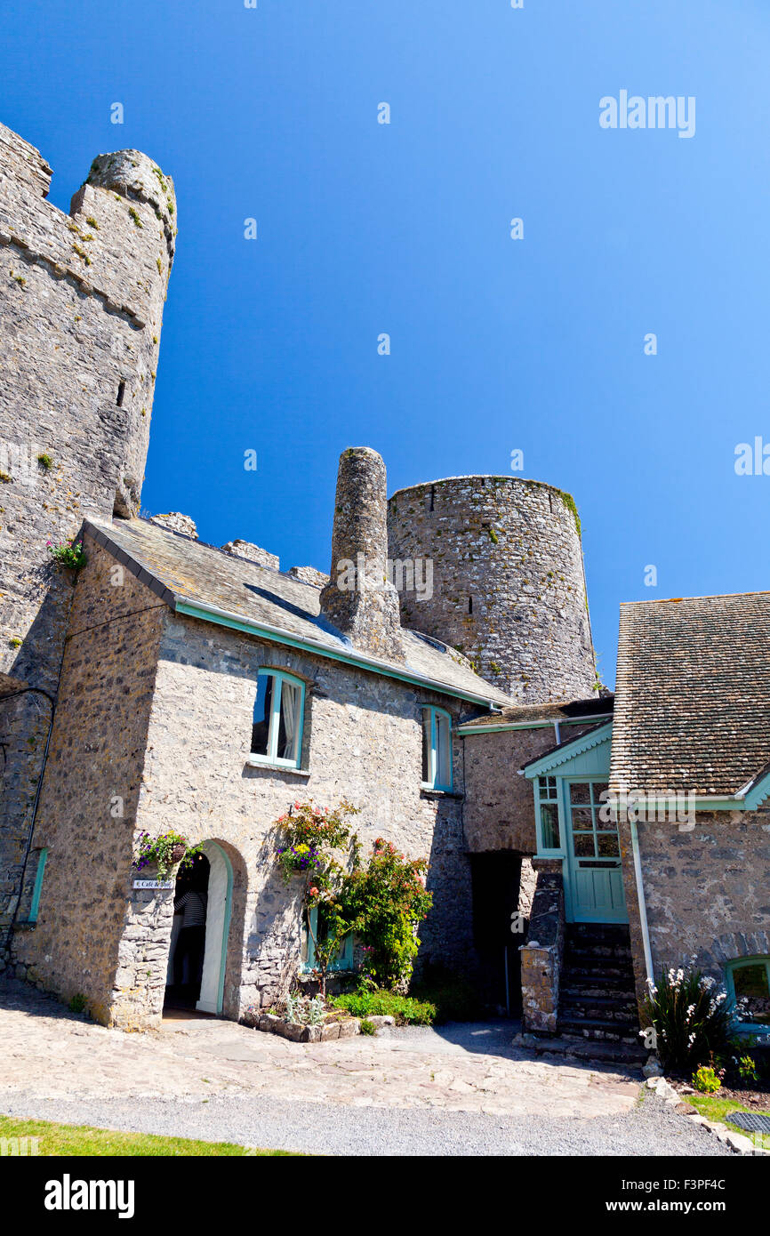 Le rovine del XII secolo Manorbier Castle, Pembrokeshire, Wales, Regno Unito Foto Stock