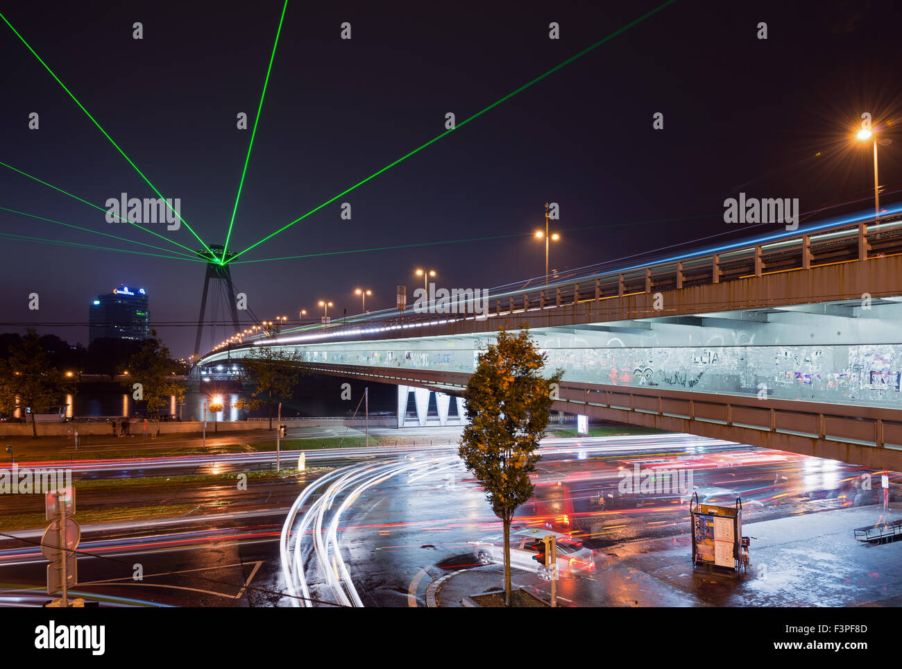 Bratislava, Slovacchia. 10 ottobre, 2015, Torre di luce - Installazione del laser su UFO di SNP Bridge durante la notte bianca a Bratislava, in Slovacchia il 10 ottobre 2015 Credit: Lubos Paukeje/Alamy Live News Foto Stock