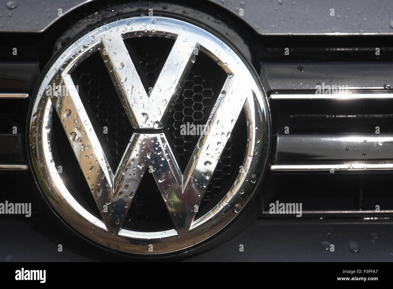 VW badge e cofano auto dopo la pioggia Foto Stock