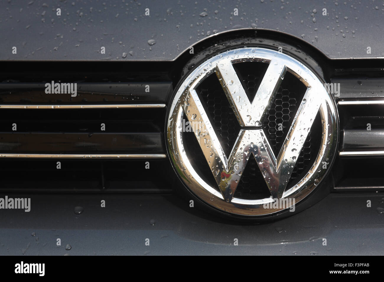 VW badge e cofano auto dopo la pioggia Foto Stock