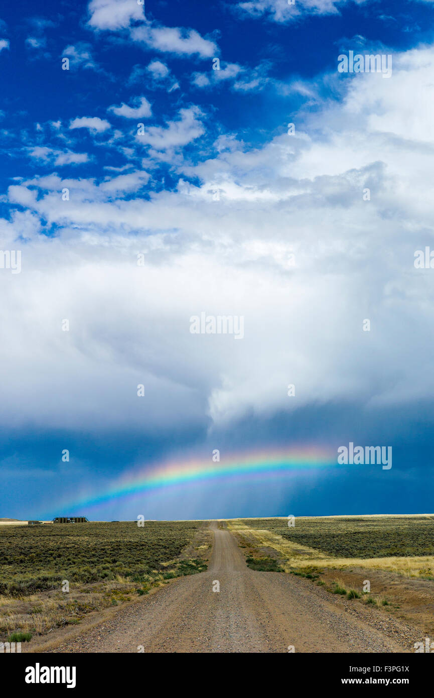 Rainbow su strada sterrata fuori la Highway 789 vicino a Creston Junction; sud Wyoming centrale; USA Foto Stock