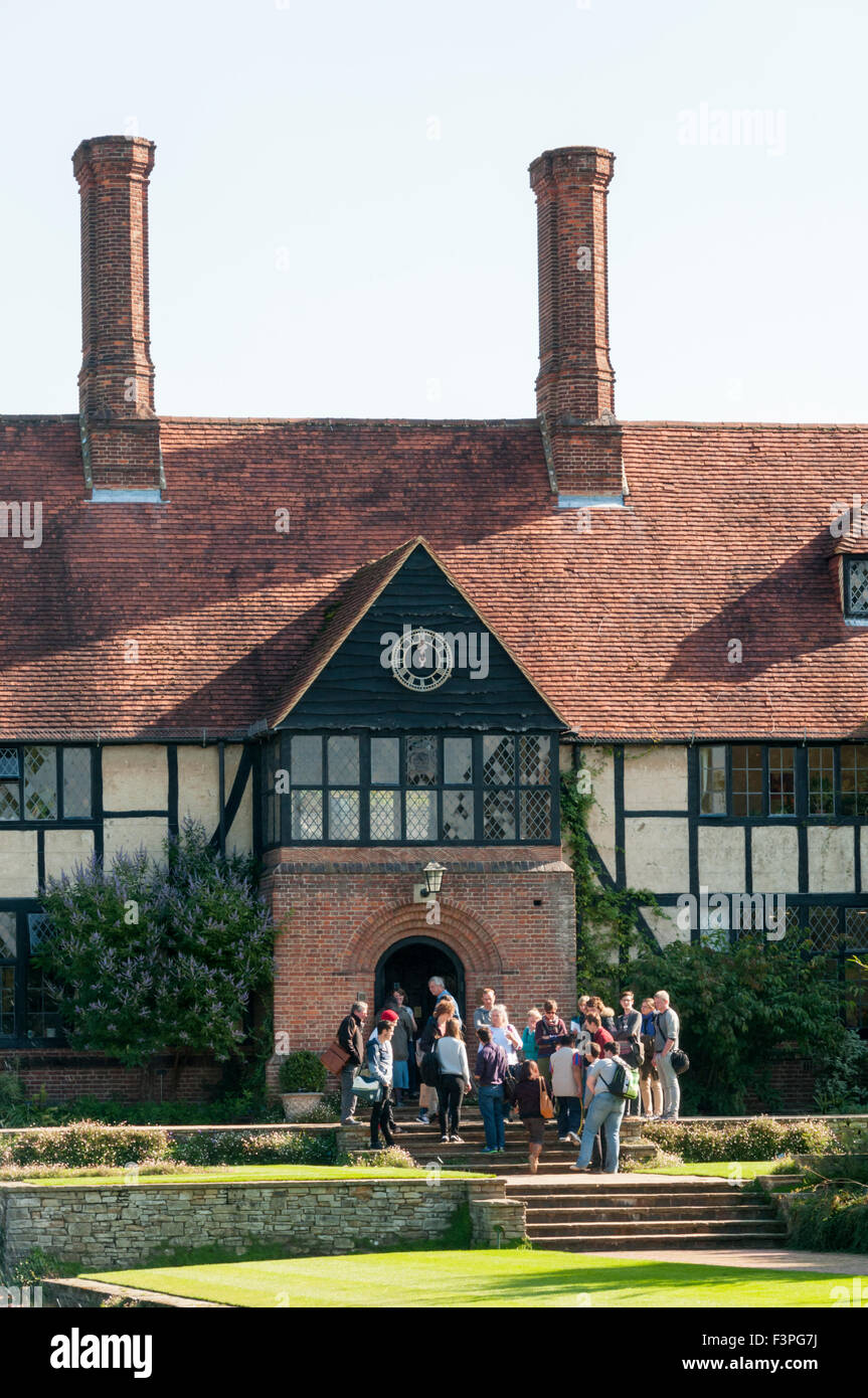 Un gruppo di tour di fronte Il Grade ii Listed è un laboratorio all'RHS Gardens at Wisley nel Surrey. Foto Stock