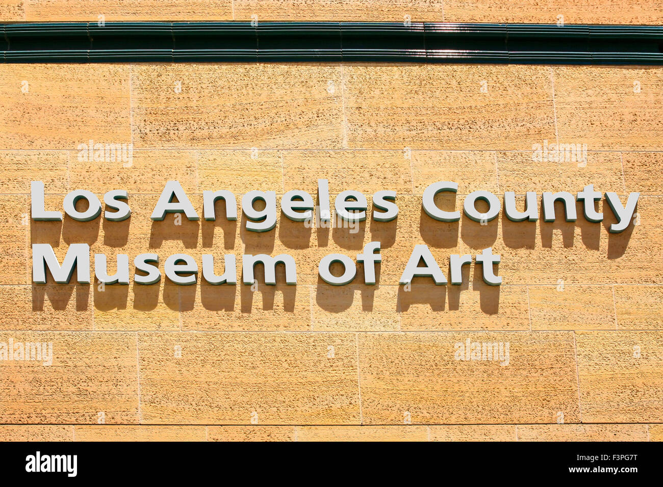 Il Los Angeles County Museum of Art (LACMA) parete sign on Wilshire Boulevard di Miracle Mile district Foto Stock