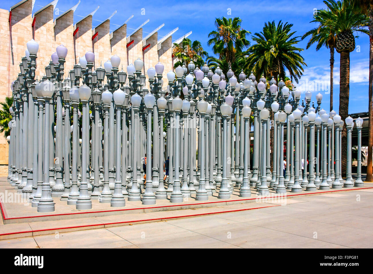 Urbano di scultura di luce al di fuori del Los Angeles County Museum of Art (LACMA) sul Wilshire Boulevard di Miracle Mile district Foto Stock