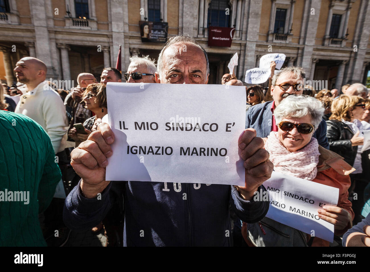 Roma, Italia. Undicesimo oct, 2015. I dimostranti prendere parte in un rally a sostegno di Roma il sindaco di Ignazio Marino e chiedere a lui di non dimettersi in Roma. Centinaia di persone si sono radunate a Capitol Hill Square a sostegno di Roma il sindaco di Ignazio Marino e chiedere a lui di non dimettersi dopo "innergate scandalo". © Giuseppe Ciccia/Pacific Press/Alamy Live News Foto Stock