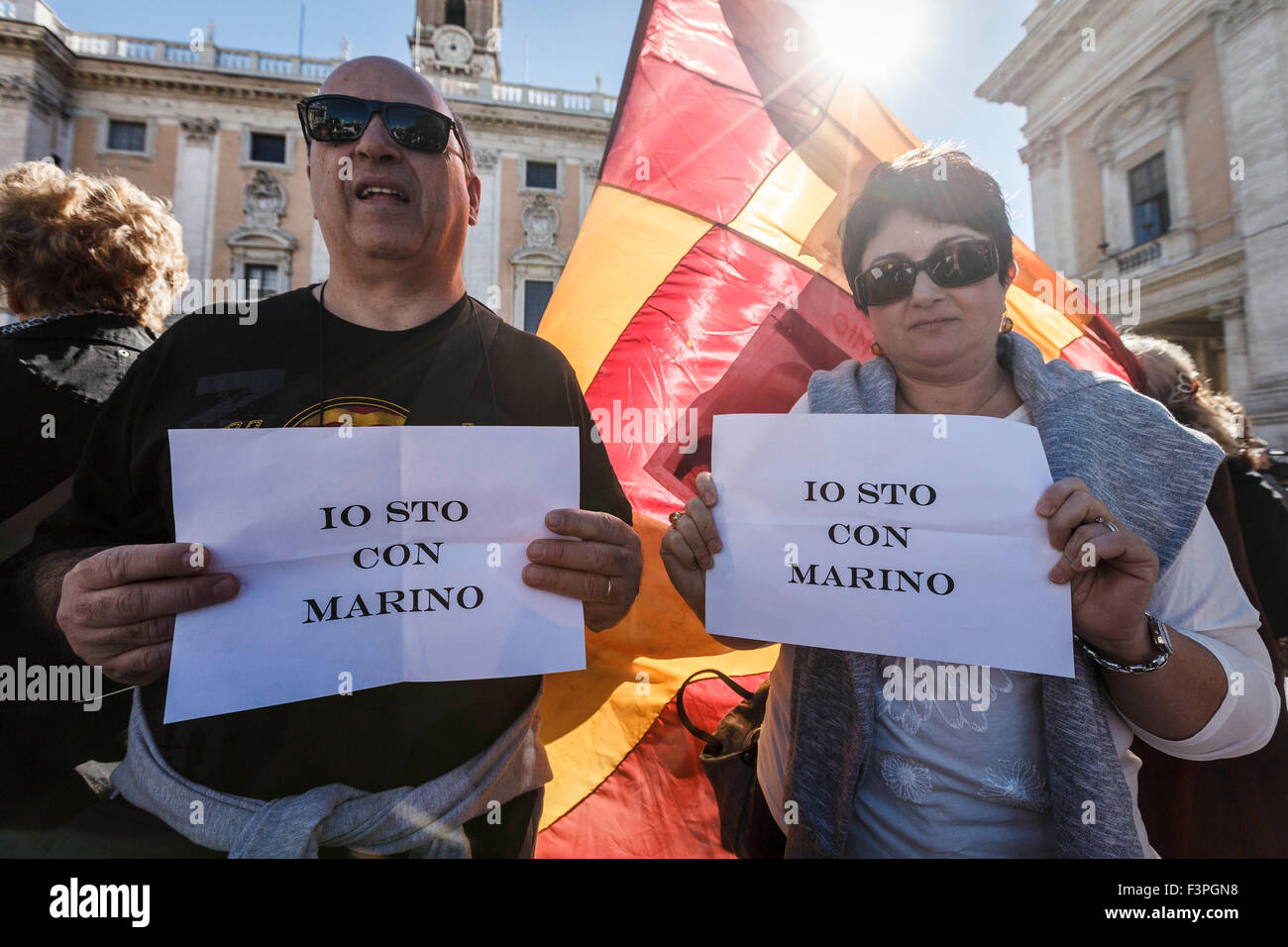 Roma, Italia. Undicesimo oct, 2015. I dimostranti prendere parte in un rally a sostegno di Roma il sindaco di Ignazio Marino e chiedere a lui di non dimettersi in Roma. Centinaia di persone si sono radunate a Capitol Hill Square a sostegno di Roma il sindaco di Ignazio Marino e chiedere a lui di non dimettersi dopo "innergate scandalo". © Giuseppe Ciccia/Pacific Press/Alamy Live News Foto Stock