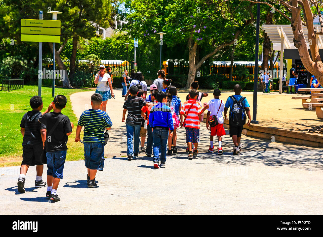 I bambini di origine ispanica godetevi una giornata fuori al La Brea Tar Pits museo in Hancock Park Los Angeles Foto Stock