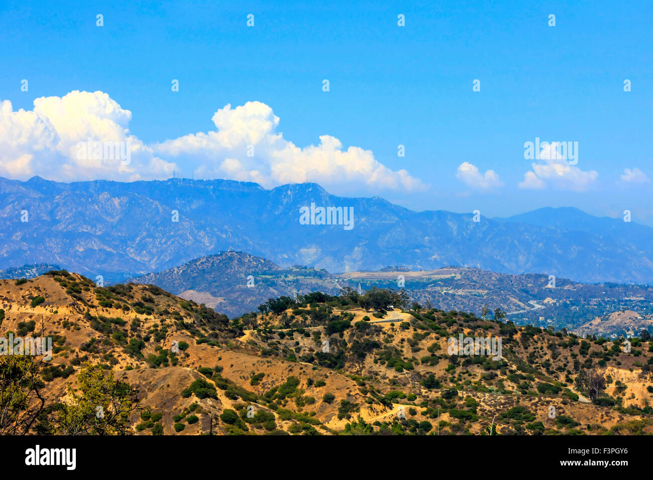 Vista del monte Wilson e il Deukmejian Wilderness Park a est di Los Angeles CA Foto Stock