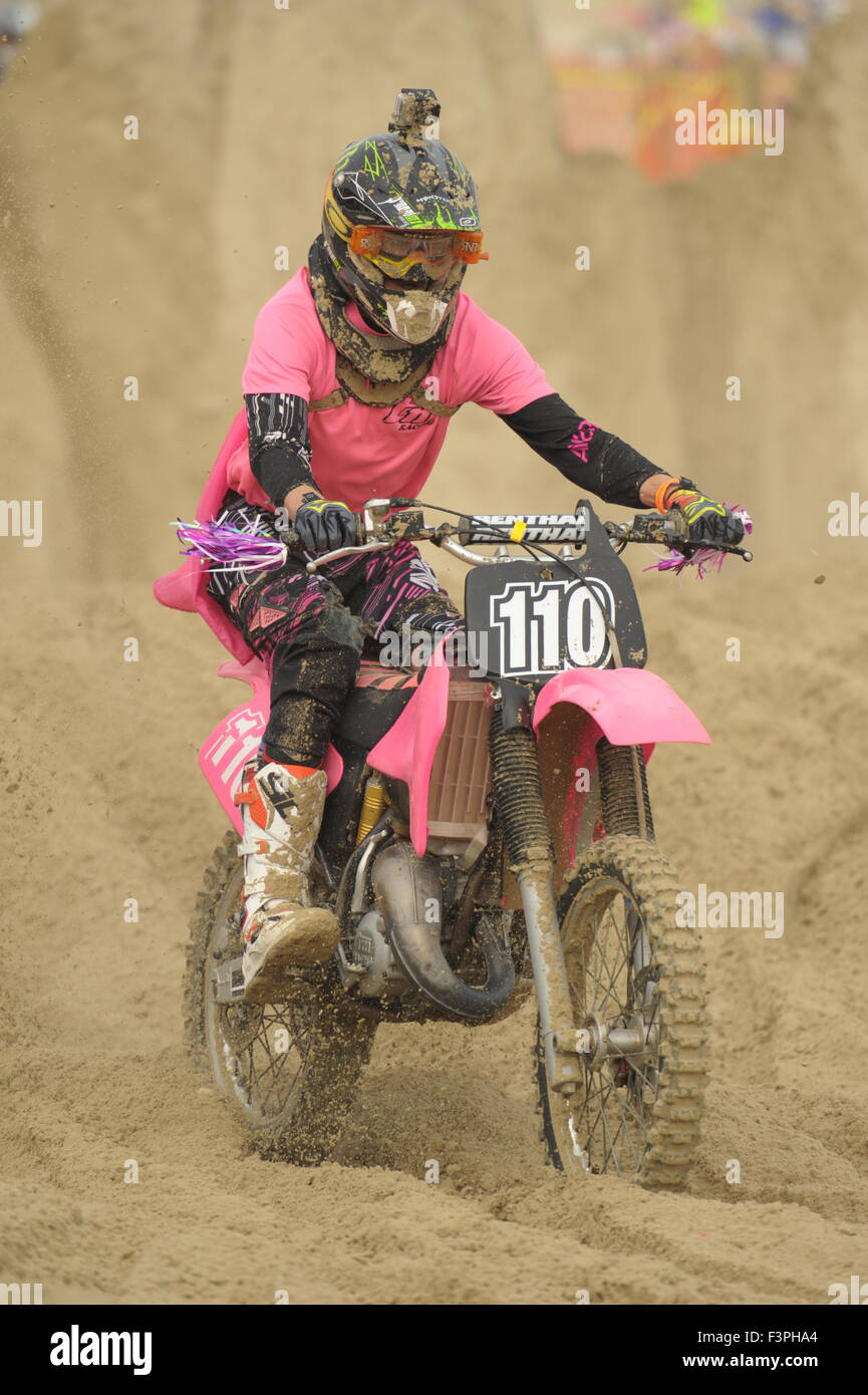 Weymouth Dorset, Regno Unito - 11 ottobre 2015. Lion annuale la spiaggia del weekend di motocross sulla spiaggia di Weymouth. Weymouth e Portland Lion di organizzare congiuntamente la manifestazione popolare con Purbeck Motocross Club che attira centinaia di piloti, che prova in loro stessi la tricky beach course - Picture: Graham Hunt/Alamy Live News Foto Stock