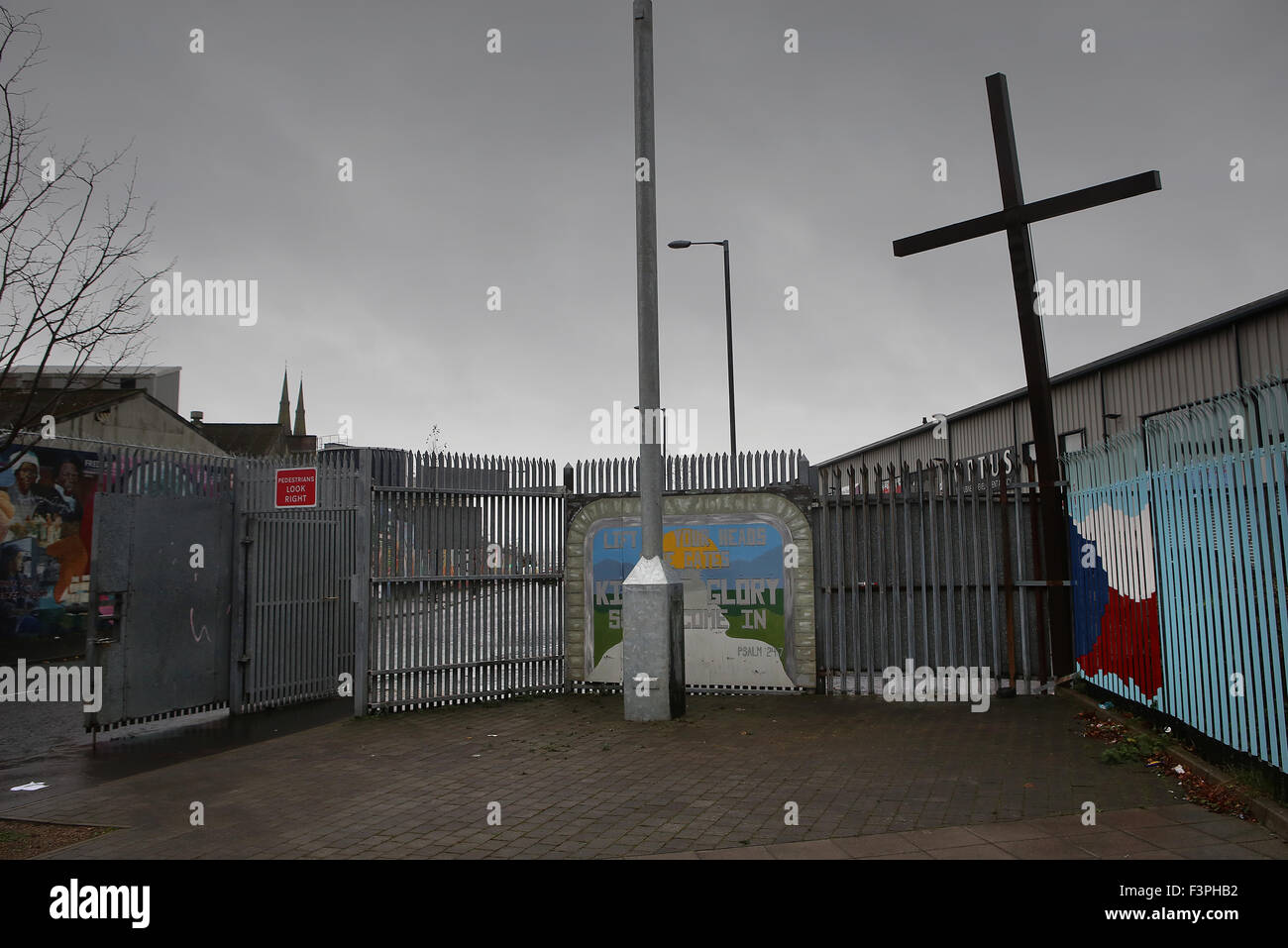 Porta che separa la zona repubblicana di cascate e la zona di lealisti di Shankill.Belfast, Irlanda del Nord Foto Stock