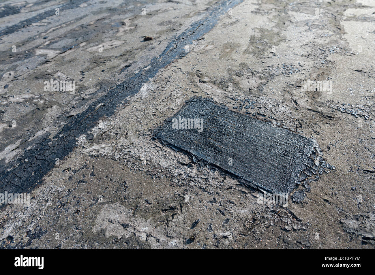 In mancanza e deteriorando tetto piatto fessurato fino apertura comune di crepe del tetto perì vecchio e perde perirono superficie feltro di bitume Foto Stock