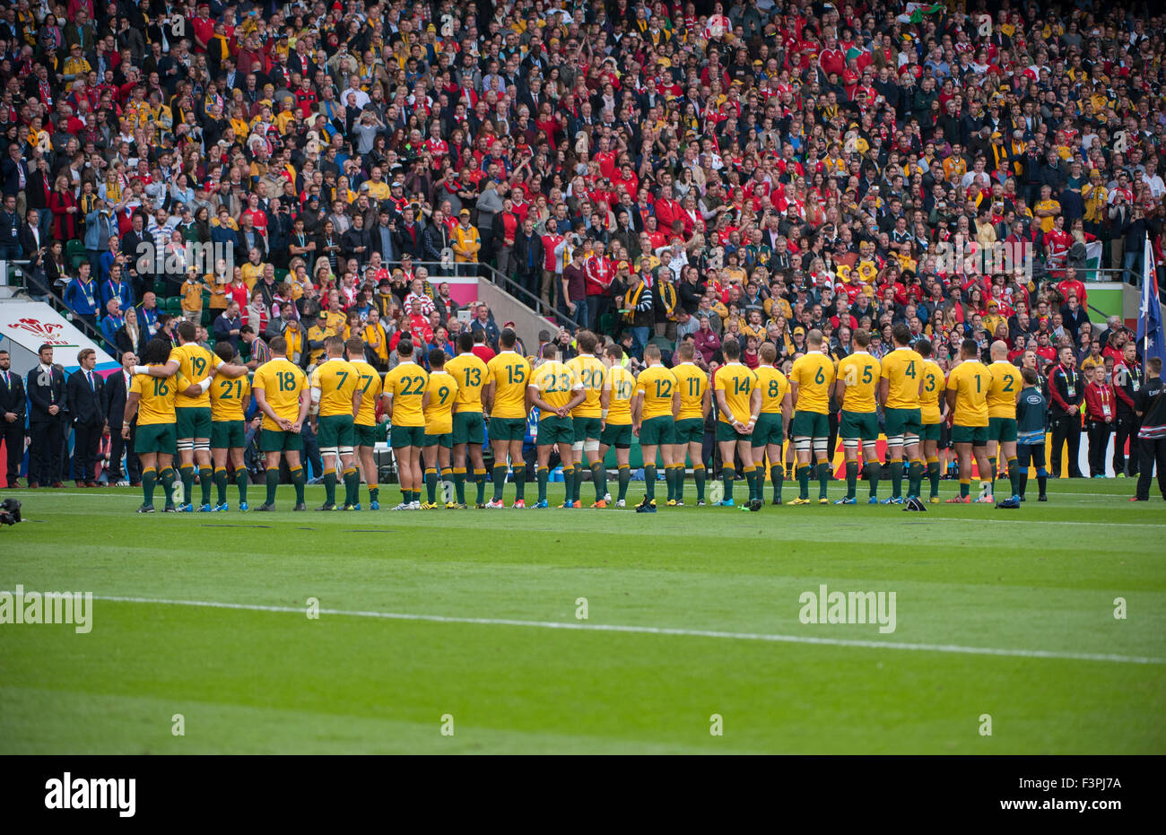 Australia squad line up per la National Anthems, Australia v Galles corrispondono, Twickenham Stadium di Londra, Regno Unito. Il 10 ottobre 2015. Foto Stock